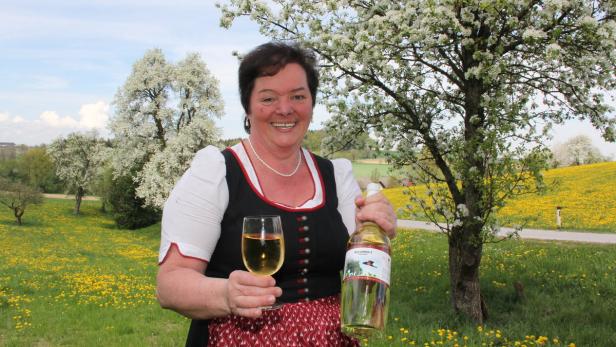 Mostbäuerin Anna Wurzenberger glänzt mit Schmankerln und einem wahren Blütenmeer um ihren Hof