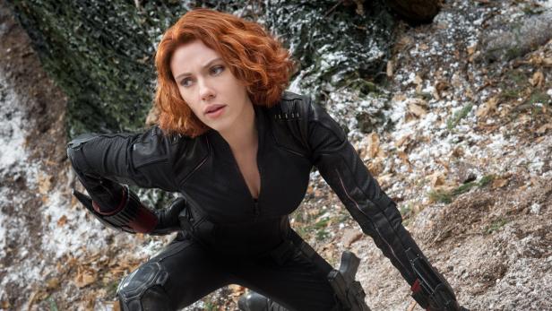Scarlett Johansson als Black Widow in einem schwarzen Kampfanzug im Wald.