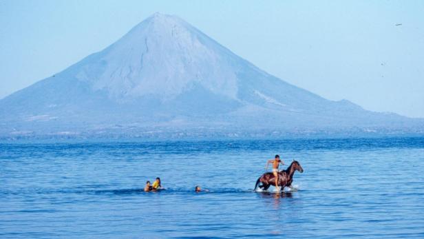 FREMD Badespaß mit einer Pferdestärke im Nicaragua See vor der Vulkaninsel Ometepe.