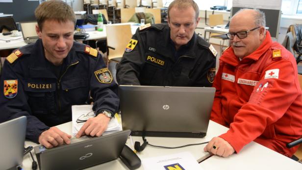 Beratung mit den Einsatzkräfte vor den Laptops via Online-Monitoring.