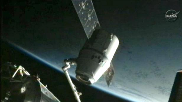 Eine Raumkapsel dockt an die Internationale Raumstation an.