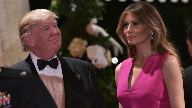 Donald und Melania Trump gaben sich beim Rot-Kreuz-Ball in Florida Siegessicher.