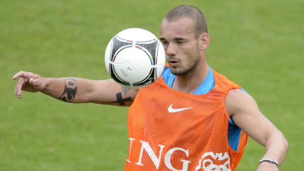 Ein Fußballspieler balanciert einen Ball auf seiner Stirn.