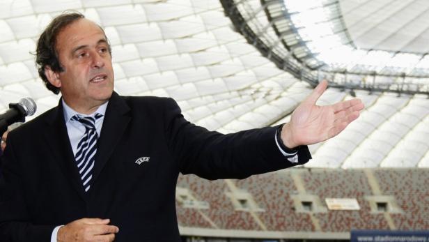 REUTERSUEFA President Michel Platini gestures as he speaks at the construction site of the National Stadium, which will host the opening match of the Euro 2012 soccer championship in Warsaw October 12, 2011. Platini is in Poland to check on EURO 2012 prep Die UEFA erhöht die EM-Prämien