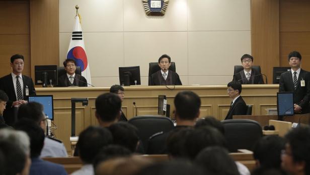 Ein Gerichtssaal in Südkorea mit Richtern und Publikum.