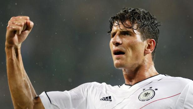 Ein jubelnder Fußballspieler im Trikot der deutschen Nationalmannschaft.