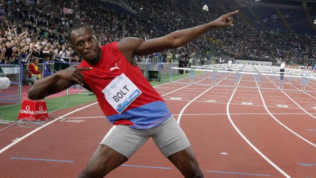 EPAepa03243999 Jamaican Usain Bolt poses for photographers as he celebrates his victory in the mens 100 metres race at the Compeed Golden Gala meeting, IAAF Diamond League, at the Olympic stadium in Rome, Italy, 31 May 2012. EPA/ALESSANDRO DI MEO Bolt lässt Zweifler in Rom verstummen