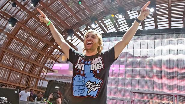 David Guetta bei der Arbeit. Bei seinen „F**K Me I’m Famous“-Sessions wird rund um den Pool abgetanzt.