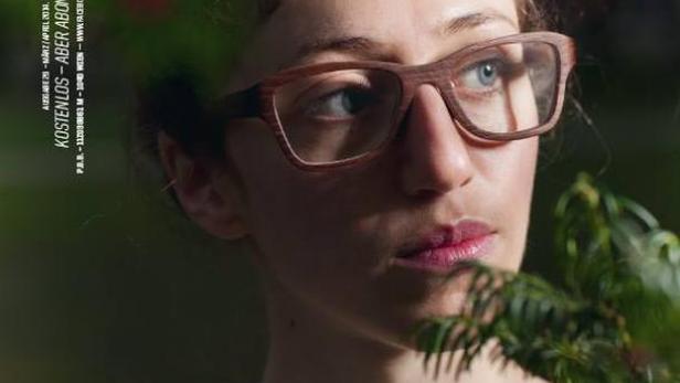 Das Cover des „Biorama“-Magazins zeigt eine Frau mit Brille vor grünem Hintergrund.