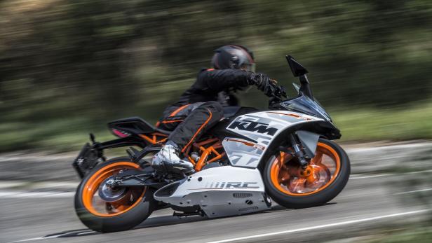 Ein Motorrad der Marke KTM fährt auf einer asphaltierten Straße.