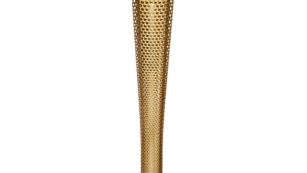 Eine goldene Fackel der Olympischen Spiele mit dem Logo der Spiele.