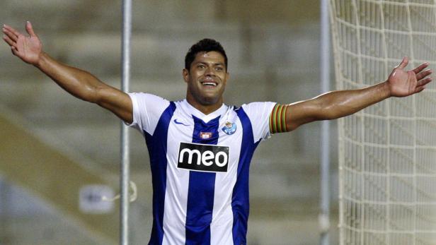 EPAepa03199843 FC Portos Hulk celebrates after scoring the 2-0 lead from the penalty spot against Maritimo Funchal during the Portuguese first league soccer match at Barreiros Stadium in Funchal, Madeira Island, Portugal, 28 April 2012. EPA/HOMEM DE GOUV Chelsea holt Hulk als Drogba-Nachfolger