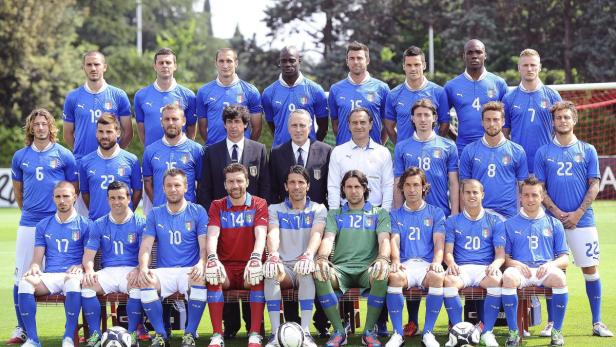 Das italienische Fußballnationalteam posiert für ein Mannschaftsfoto.