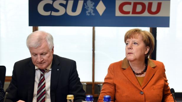 Kanzlerin und CDU-Chefin Angela Merkel mit ihrem Unionspartner Horst Seehofer (CSU)