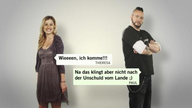 Eine Frau namens Theresa und ein Mann namens Paul stehen vor einem grauen Hintergrund.