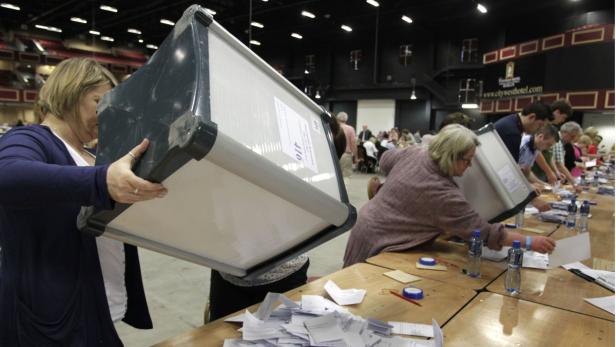dapdElectoral workers counts votes in the European Fiscal Treaty Referendum at the City West Hotel, Dublin, Ireland, Friday, June 1, 2012. Saying yes could mean dooming Ireland to more long, hard years of austerity. But saying no could mean national bankr Iren sagen Ja zum Fiskalpakt