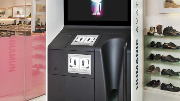 Ein Humanic Avatar Fußscanner in einem Schuhgeschäft mit einem Bildschirm, der einen Avatar zeigt.