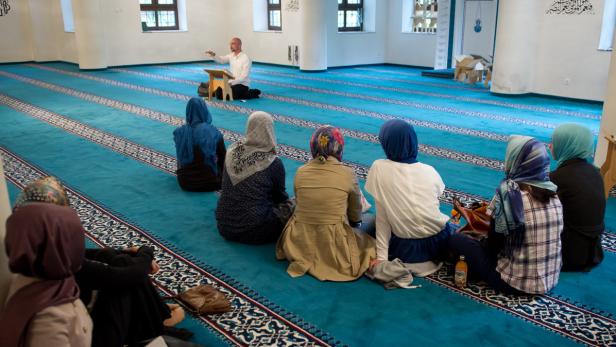 Berlin/ Besucherinnen der Sehitlik-Moschee sitzen am Mittwoch (18.07.12) in Berlin - Neukoelln waehrend des Islamunterrichtes im Innern der Moschee. Am Freitag (20.07.12) beginnt in der muslimischen Welt der Ramadan, der Fastenmonat der Muslime. (zu dapd-Text)\r Foto: Maja Hitij/dapd