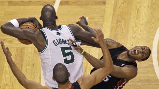 dapdMiami Heat guard Mario Chalmers, right, reacts as he starts to fall to the floor after Boston Celtics forward Kevin Garnett landed an elbow on him during a struggle for the ball during the fourth quarter of Game 3 in the NBA basketball playoffs Easter NBA: Boston verkürzt gegen Miami