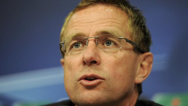 Nahaufnahme eines Mannes mit Brille vor einem blauen Hintergrund.