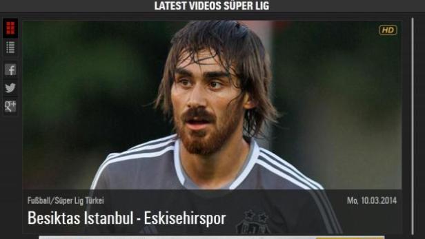 Ein Fußballspieler im Trikot von Beşiktaş Istanbul.