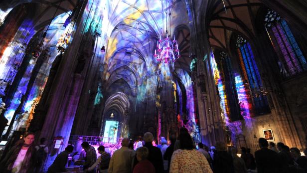 Blick in das Innere des Stephansdoms in Wien mit farbiger Beleuchtung.