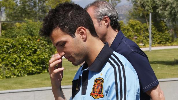 Ein Mann im hellblauen Trikot der spanischen Nationalmannschaft berührt seine Nase.