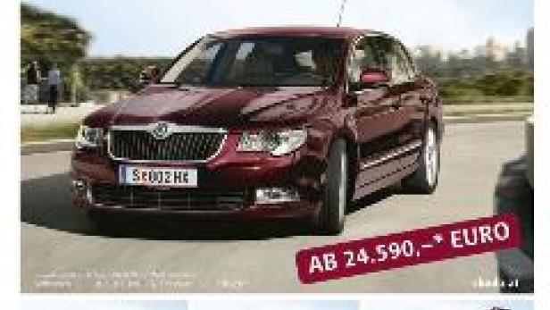 Ein roter Škoda Superb mit TwinDoor wird auf einer Straße gezeigt.