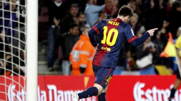 Barcelona&#039;s Lionel Messi celebrates scoring a goal against Deportivo during their Spanish first division soccer match at Nou Camp stadium in Barcelona March 9, 2013.   REUTERS/Gustau Nacarino (SPAIN - Tags: SPORT SOCCER)
