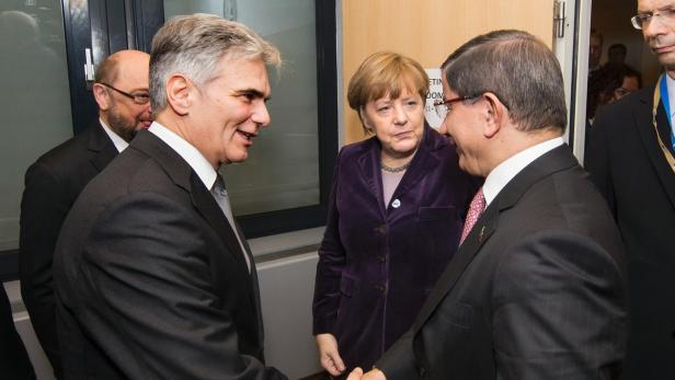 Faymann, Merkel und Davutoglu (re.).