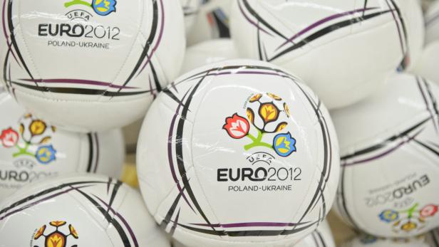 Mehrere Fußbälle mit dem Logo der UEFA EURO 2012 Polen-Ukraine.