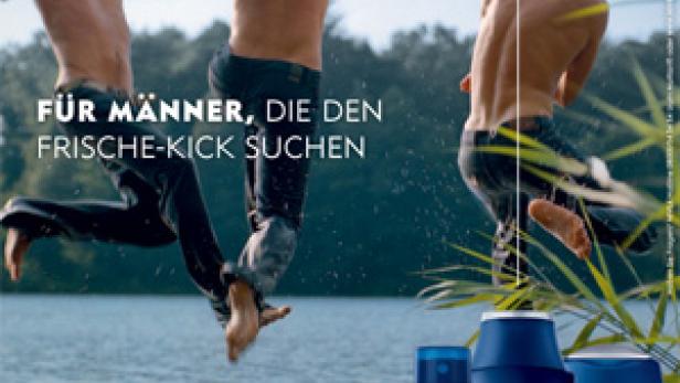 Drei Männer springen ins Wasser, beworben werden Nivea-Produkte für Männer.
