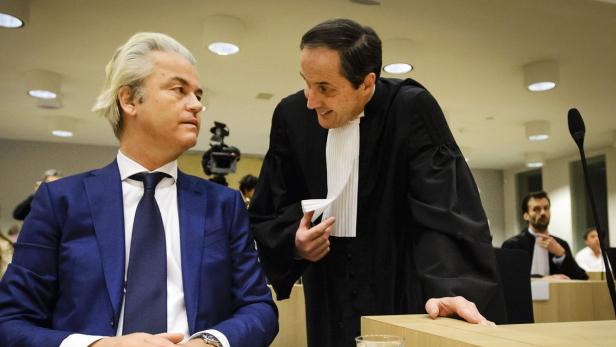 Geert Wilders (li.) mit seinem Anwalt Geert-Jan Knoops.