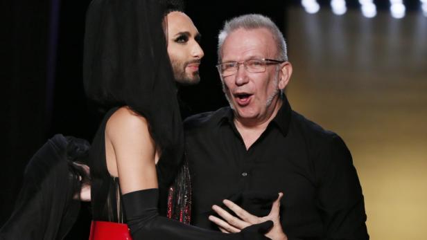 Conchita Wurst und Jean Paul Gaultier posieren zusammen.