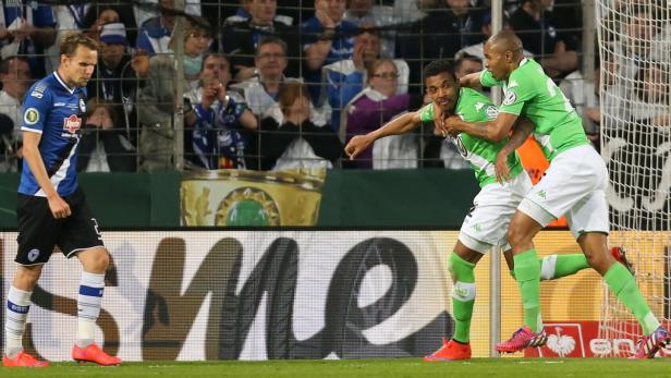 Die Vorentscheidung: Luiz Gustavo (2. vo. re) bejubelte mit seinem brasilianischen Landsmann Naldo seinen Treffer zum 2:0.