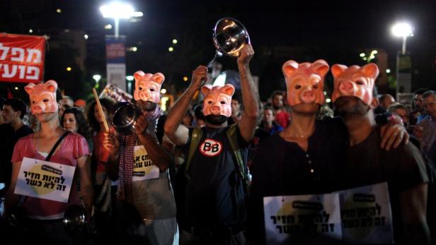 EPAepa03246897 Protesters gather for a demonstration against social injustice in Tel Aviv, Israel, 02 June 2012. The demonstrators are carrying signs calling for reasonably priced housing and slamming inequality. EPA/ABIR SULTAN Tausende Israelis bei neuen Sozialprotesten