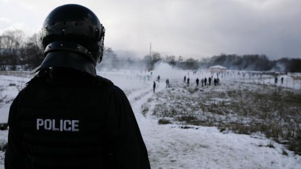 REUTERSProtesters from the Kosovo opposition party "Vetdosja"#34" (Selferminaminaticlasth police forces dur during a demonstration ion at the Merdare border crossing point between Kosovo and Serbia January 14, 2012. Police in Kosovo fired tear gas and wat Serbien: Bei Sprengstoffanschlag drei Tote