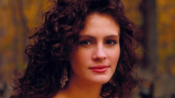 Porträt von Julia Roberts mit lockigem Haar und Ohrringen.