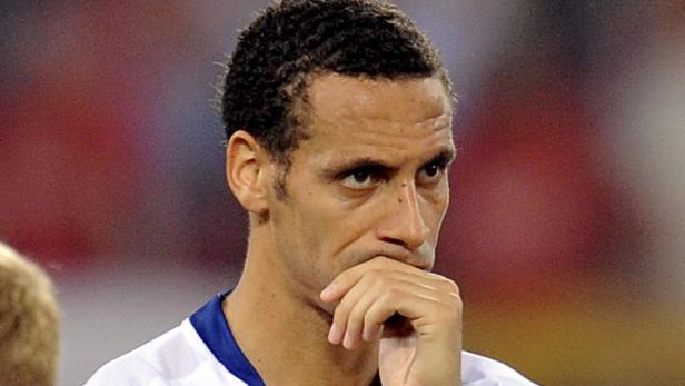 Rio Ferdinand, ein Fußballspieler, wirkt nachdenklich.