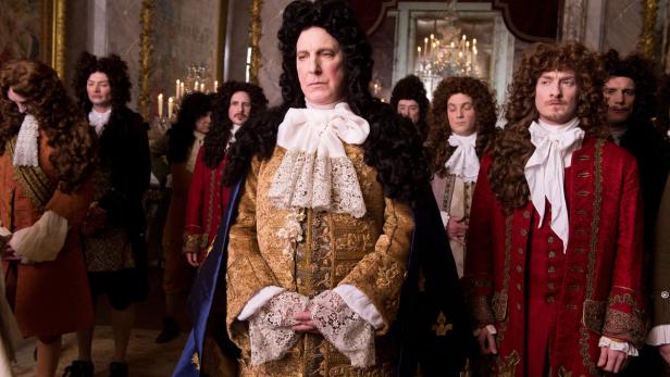 Spielte König Ludwig XIV., um Geld zu sparen: Alan Rickman (Mitte) als ironischer Sonnenkönig führte auch Regie bei „Die Gärtnerin von Versailles“ Alan Rickman