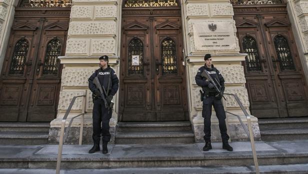 Erhöhte Sicherheitsmaßnahmen vor dem Straflandesgerichtin Graz.
