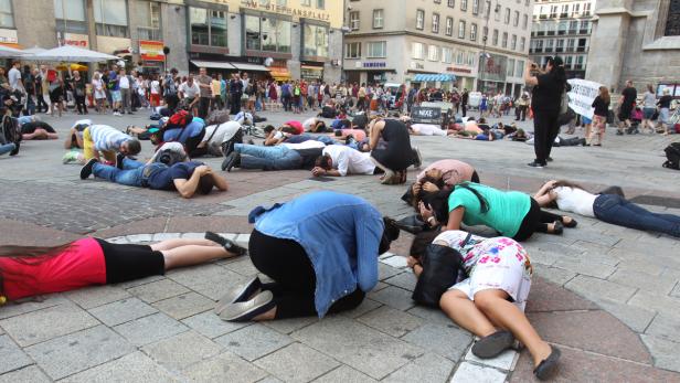 Aktivisten stellten einen Raketenangriff der Hamas in Wien nach.