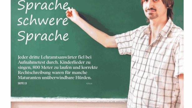 Ein Mann steht vor einer Tafel mit der Aufschrift „Deutsche Sprache, schwere Sprache“.