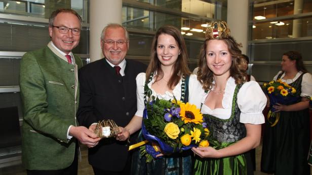 Pernkopf, Backknecht, Siegerin Christina Hugl, Vorgängerin Tanja (mit Krone) v.l.
