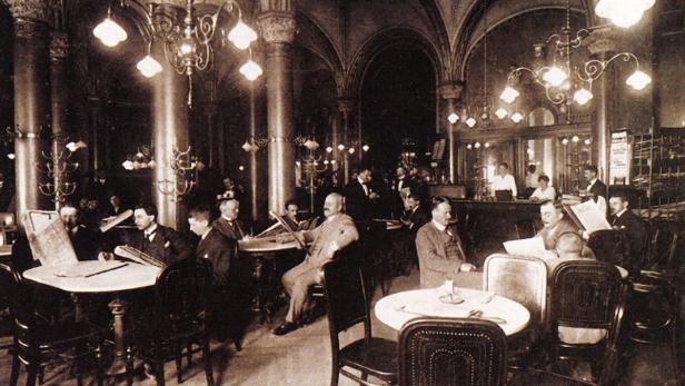 Das Bild zeigt das Kaffeehaus um 1900. Nach der Schließung des Café Griensteidl 1897, wurde das Café Central DER neue Treffpunkt von den Literaten, Denkern und Philosophen der Stadt.