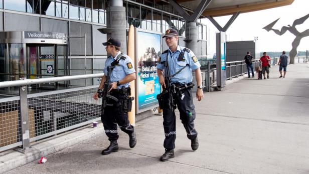 Zwei bewaffnete Polizisten patrouillieren am Flughafen Oslo.