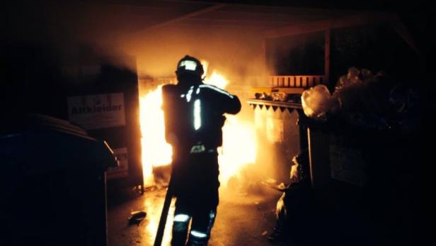 Die Feuerwehr musste in Amstetten eine Müllsammelstation löschen