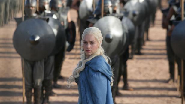 Daenerys Targaryen steht vor einer Reihe von Soldaten mit Schilden.