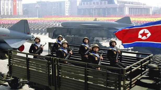 Soldaten in einem Lastwagen mit Raketen bei einer Militärparade in Nordkorea.