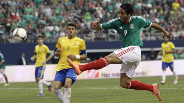Ein mexikanischer Fußballspieler schießt den Ball während eines Spiels.